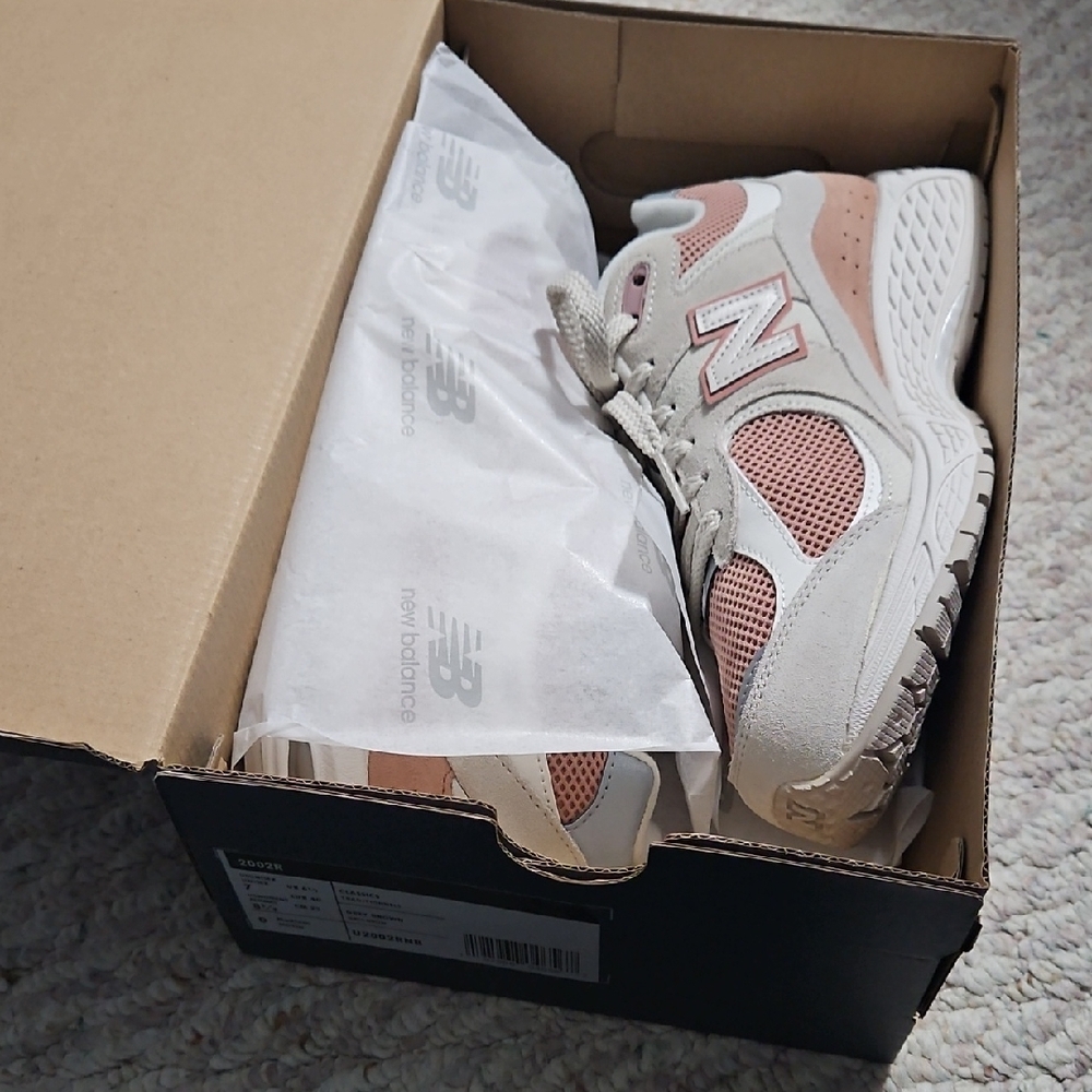 NWT New Balance 2002R Unisex Size 7 Mens/8.5 Womens Sneakers